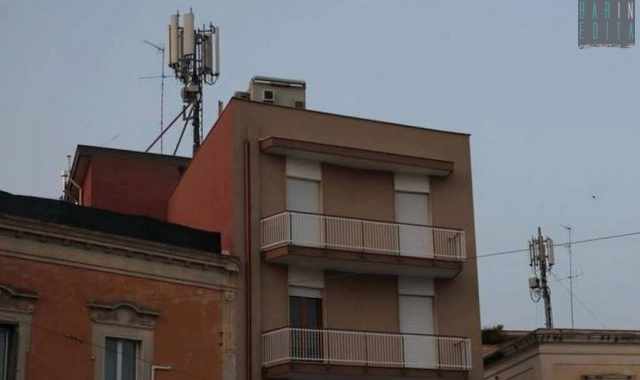 L'affare antenne telefoniche: se le installi sul tuo terrazzo ti pagano migliaia di euro